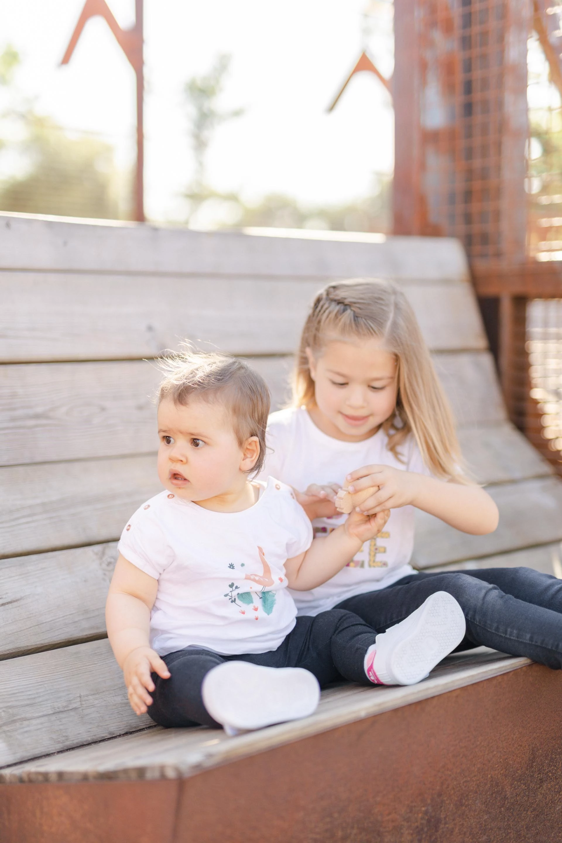 bonheur enfant sourire marron gris